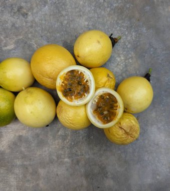 Olgun olanların üstüne tutku meyvesi açılır. Çimento arka planı