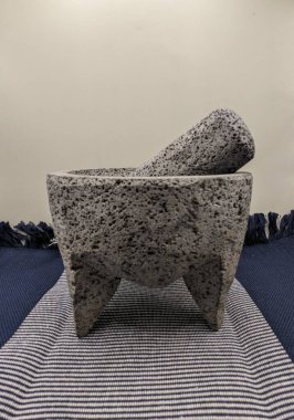 Meksika havanı mavi ve beyaz masa örtüsü üzerine