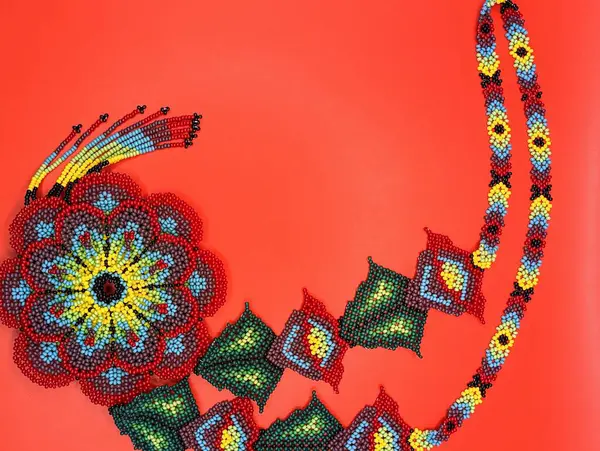 Meksykańskie Tradycyjne Kolorowe Koraliki Biżuteria Pozycji Spiralnej Czerwonym Tle Kwiaty Obrazy Stockowe bez tantiem