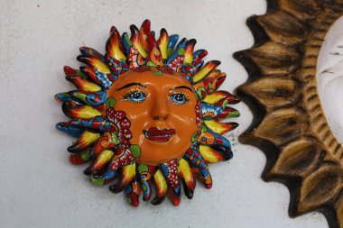 Beyaz duvarda renkli çömlek Meksika güneşi