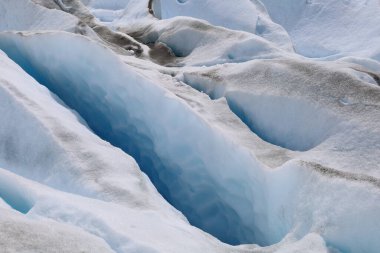 Buzulda buz çatlağı. Yakın plan.