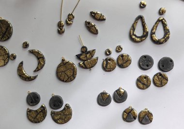 Çamurdan önce küpe parçaları