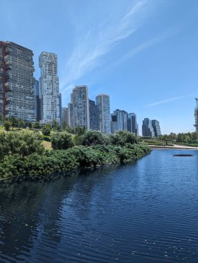 Mexico City 'deki La Mexicana parkı, binalar ve su aynası.