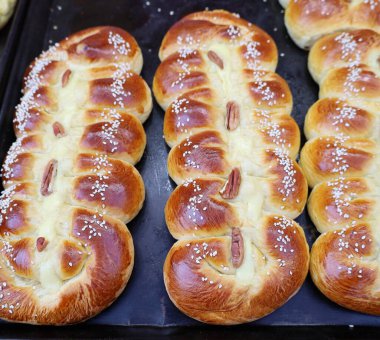 Üç büyük Meksika tatlı ekmeği siyah yemek tepsisinde 