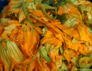 Kabak çiçekleri ve yapraklar, yakın plan.