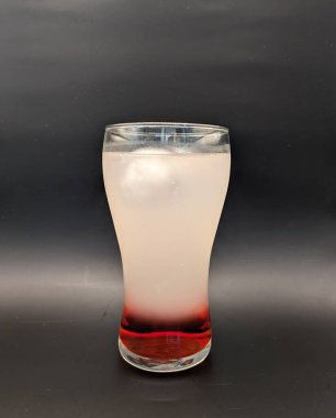 Siyah arka planda turuncu bir kokteyl ve titretici.