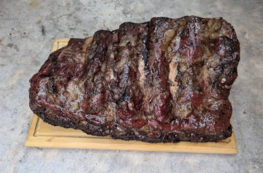 İguazu düşer ve bulutlu bir günde palmiye ağacı, panoramik manzara.