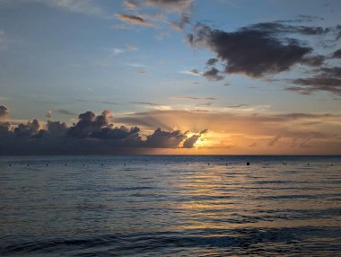 Cozumel 'de gün batımında sahil, bulutlar ve iskele 