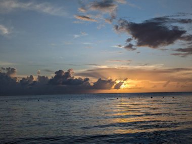 Cozumel 'de gün batımında sahil, bulutlar ve iskele 