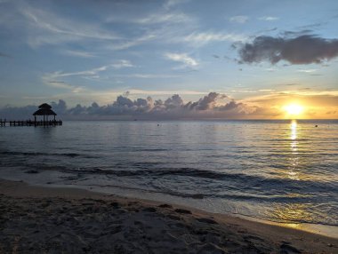Karayip denizinde hamak ve gemi, gün batımı