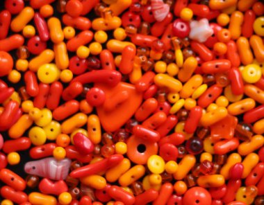 Turuncu ve sarı boncuklar farklı şekillerde, yatay