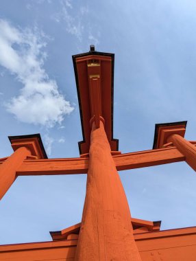 Miyajima Adası 'nda büyük bir Tori kapısı var.