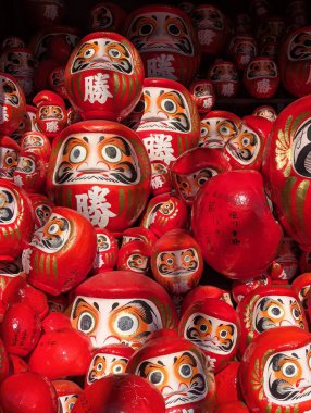 Japonya 'daki Katsuo-ji tapınağındaki Daruma bebekleri.