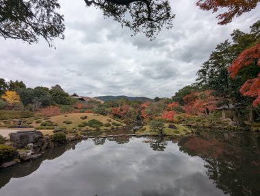 Sonbahar mevsiminde göletli Japon kartpostalı.