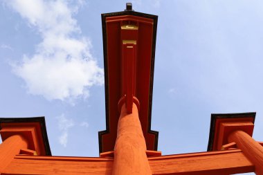 Miyajima Adası 'nda büyük bir Tori kapısı var.