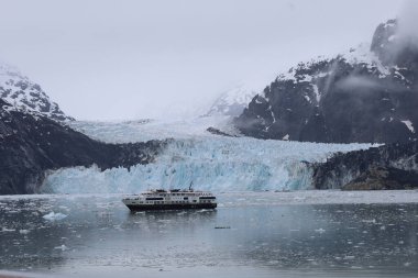 National Geographic gemisi Alaska 'da buzulun önünden geçiyor.