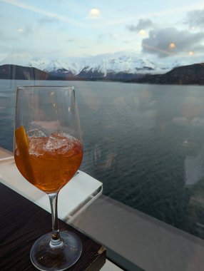 Alaska 'daki gemi penceresinin yanındaki kokteyl.