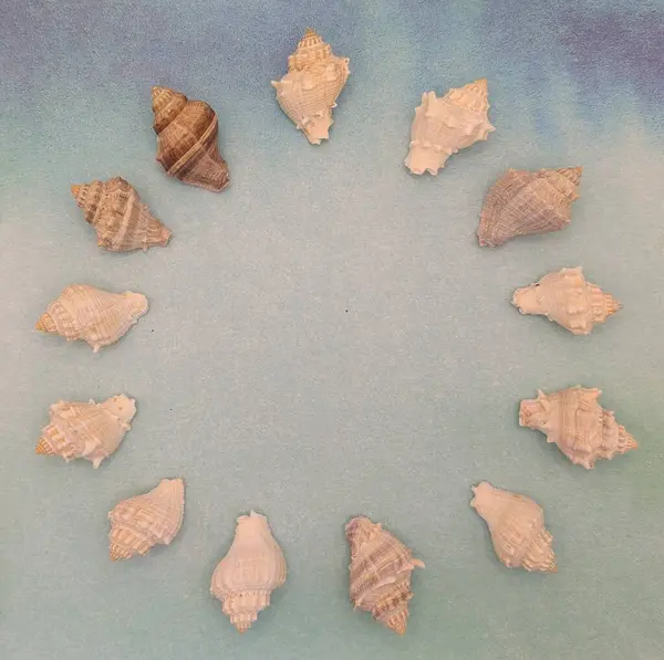 Mor el boyalı mandala ve kalemler.