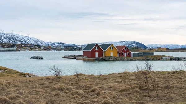 北大西洋海岸上美丽的五彩斑斓的房子 Hillesoy岛和Sommaroy岛上的木制度假别墅 湖边的红房子 在挪威北部特罗姆斯度假 Kvaloya海滩上的冬天 来自海洋的狂风暴雨 — 图库照片