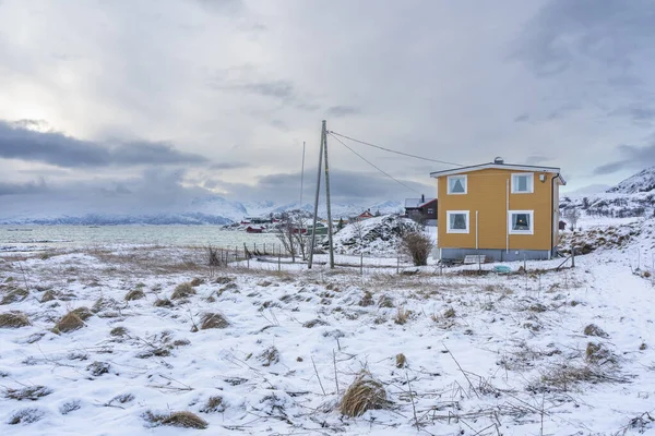北大西洋岸の美しくカラフルな家です ヒルズリー島とソマロイ島の木製の休日の家 湖のそばの赤い家 トロムズ ノルウェー北部 Kvaloyaのビーチで冬 海からの嵐の波と — ストック写真