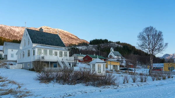 ノルウェーのセンジャにあるビーチの近くの白い家 夕暮れ時の美しい北欧の住宅 道端の展望台へ向かう途中にこの家があります ベルクソヤンのフィヨルドの前で — ストック写真