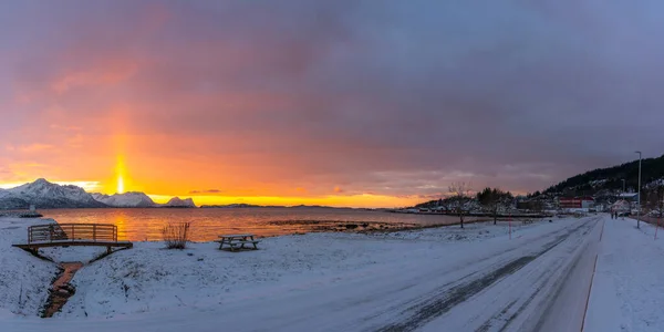 ノルウェーのセンジャの雪の山の上に明るい日差しでアフターグロー 橋とバーベキューエリア 前景の残りの部分 赤い雲はスカーランドのフィヨルドの水に反射しています ベルクスフィヨルデンの夕日 ベルクスフィヨルデンを望む — ストック写真