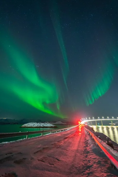 Schöne Nordlichter Über Der Beleuchteten Brücke Von Sommaroy Mit Der — Stockfoto