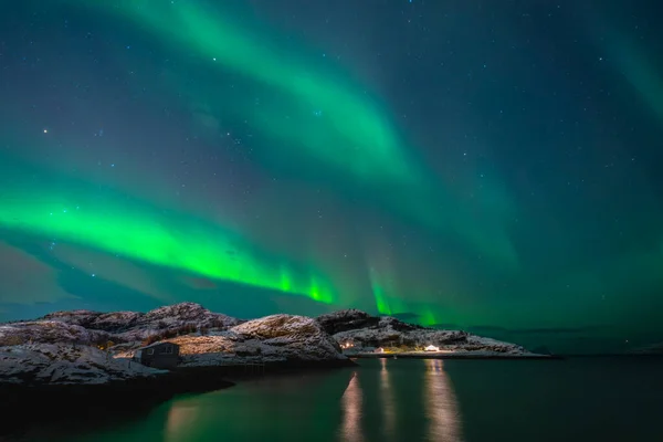 Piękne Północne Światła Nad Oświetlonym Domem Miejscowości Brensholmen Wyspie Kvaloya — Zdjęcie stockowe