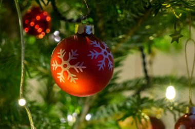 Aydınlatılmış Noel ağacında güzel renkli Noel mücevherleri. Karanlık zamanlarda aydınlık.