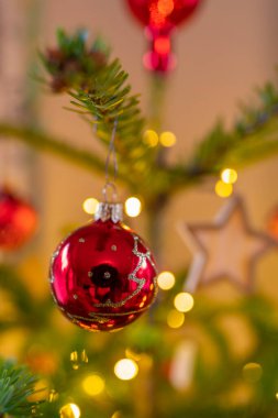 Kırmızı Noel ağacı balosu, yeşil köknar ağacının Noel süslemesi, aynalı kırmızı Noel topuyla aydınlatılmış çam ağacı.