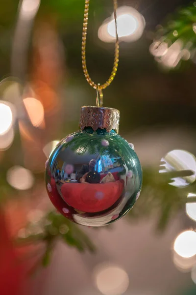 Hermosos Adornos Navidad Colores Árbol Navidad Iluminado Luz Tiempo Oscuro — Foto de Stock