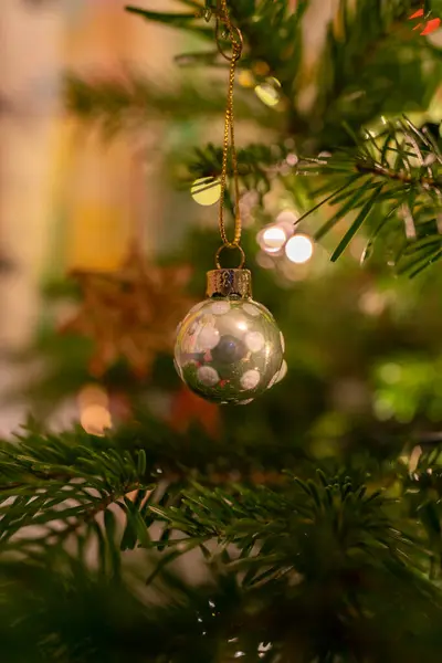 Hermosos Adornos Navidad Colores Árbol Navidad Iluminado Luz Tiempo Oscuro — Foto de Stock