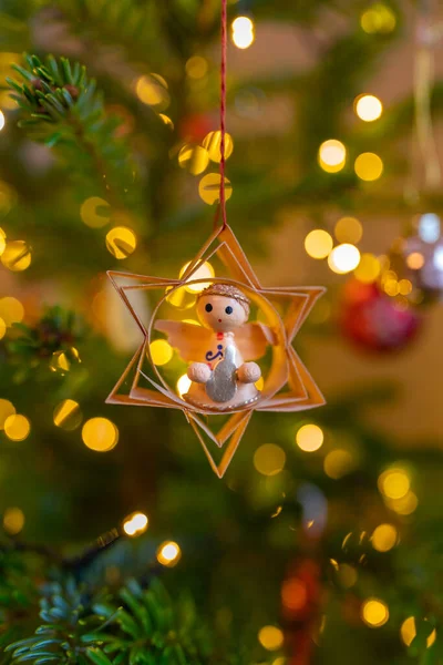 Angelito Una Estrella Paja Árbol Navidad Con Decoración Navidad Iluminada — Foto de Stock
