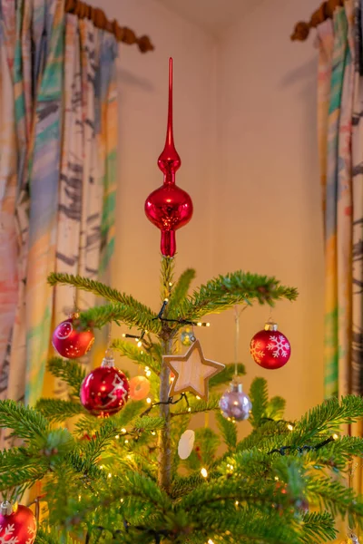 Schöne Farbige Christbaumkugeln Beleuchteten Weihnachtsbaum Licht Der Dunklen Zeit — Stockfoto