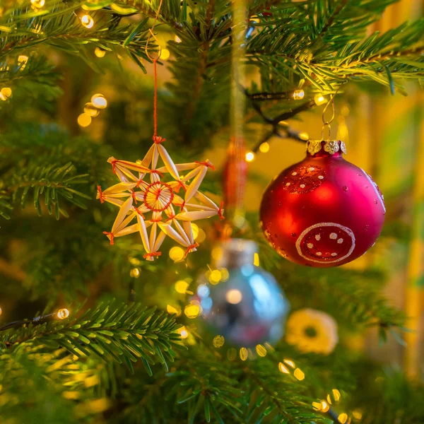 Estrella Paja Entre Adornos Navidad Árbol Navidad Imagen Fondo Luces — Foto de Stock