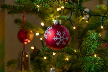Kırmızı Noel ağacı balosu, yeşil köknar ağacının Noel süslemesi, aynalı kırmızı Noel topuyla aydınlatılmış çam ağacı.