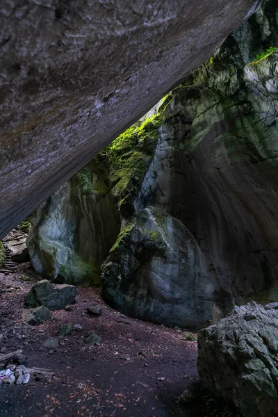 Egy Barlang Ami Nyitva Van Tetején Beengedi Fényt Repedésen Keresztül — Stock Fotó