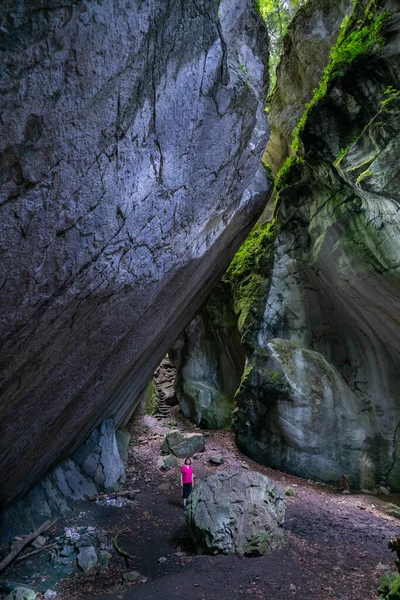 Mulher Uma Caverna Que Está Aberta Topo Deixa Luz Entrar — Fotografia de Stock