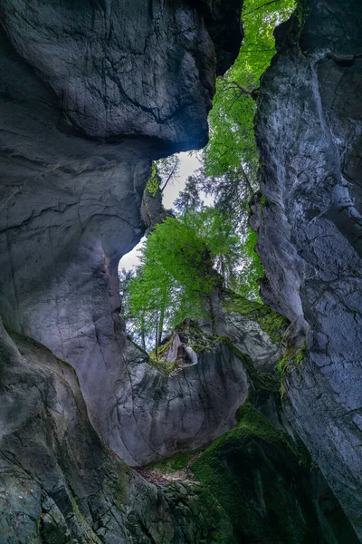 Una Cueva Que Abre Parte Superior Deja Entrar Luz Través — Foto de Stock