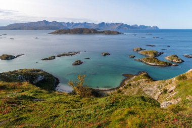 Nordkollen Dağı 'ndan Sommary ve Kvalya' ya kadar harika panoramik manzara, arka planda köy ve liman tesisleri ve rüzgar türbinleri ve Norveç 'te büyük sonbahar kırmızı renkli bitkiler, yürüyüş alanı