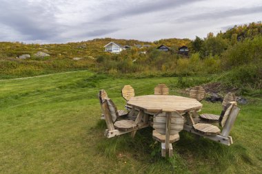 Norveç, Sommary yakınlarındaki Atlantik 'te Jetty ile panoramik manzara. Kumsal, barbekü alanı ve dinlenme alanı, turkuaz deniz kenarında, çiçekler ve çalılarla çevrili. Karayipler 'deki gibi! Kuzey yabanda dinleniyor.