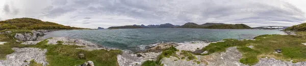 노르웨이 Sommary 대서양에 제티와 파노라마 수풀로 둘러싸인 청록색 바다에 바베큐 로열티 프리 스톡 이미지