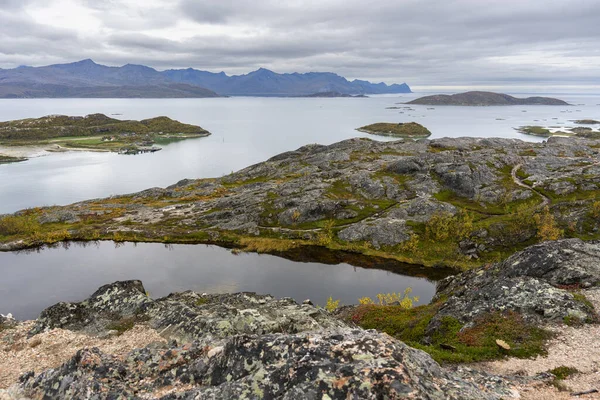 초원과 해안과 노르웨이의 산에있는 여자의 요약과 Hillesy의 있습니다 화창한 파노라마 스톡 사진