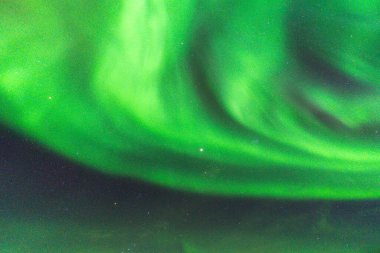 Gökyüzünde ışık, Güzel Ekinoks Aurora Borealis Hillesya adasının üzerinde, açık renkli ışıklarla dans eden kuzey ışıkları, yeşil ışıklar gökyüzünde