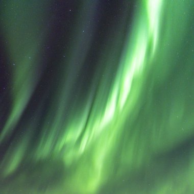 Gökyüzünde ışık, Güzel Ekinoks Aurora Borealis Hillesya adasının üzerinde, açık renkli ışıklarla dans eden kuzey ışıkları, yeşil ışıklar gökyüzünde