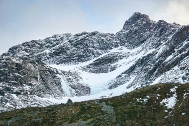 Norveç 'te kışın ilginç yapılandırılmış kayalarla dolu engebeli dağ zirveleri, karla kaplı kaya yüzeyleri arasında uçurumlar, Kvalya' daki uçurumlarda karlı dik yamaçlar, buzlu tarlalar ve buzullarla