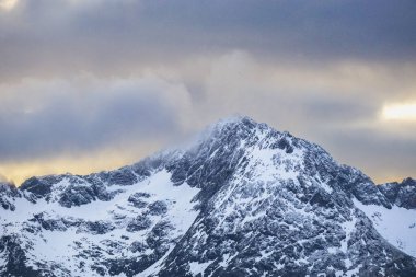 Norveç 'te kışın ilginç yapılandırılmış kayalarla dolu engebeli dağ zirveleri, karla kaplı kaya yüzeyleri arasında uçurumlar, Kvalya' daki uçurumlarda karlı dik yamaçlar, buzlu tarlalar ve buzullarla