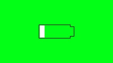 yeşil pil siyah arkaplanda izole edildi