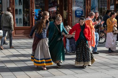 Viyana, Avusturya, 01 Nisan 2023: halka açık alanda şarkı söylemek ve dans etmek (hare ram hare krishna)