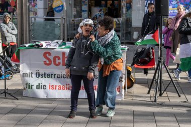Viyana, Avusturya - Mart 2023: Halk için sokaklarda şarkı söylemek, Özgür Filistin. Protesto.